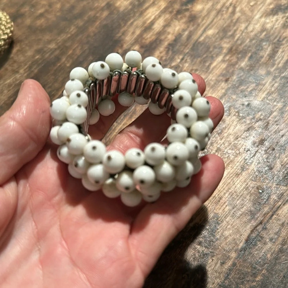 Vintage Cha Cha White Milk Glass Beaded Bangle Bracelet Dangle Drop Bead stretch - Picture 2 of 4